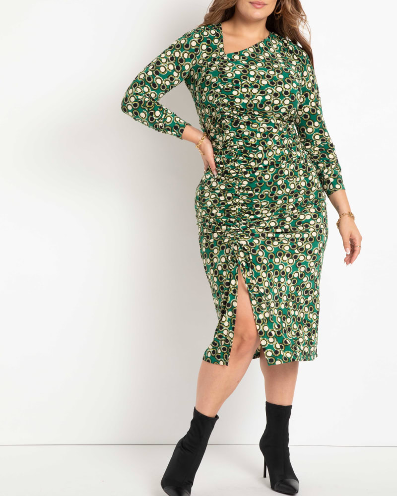 Front of a model wearing a size 14 Phoebe Ruched Dress With Slit in Game Piece by ELOQUII. | dia_product_style_image_id:236292